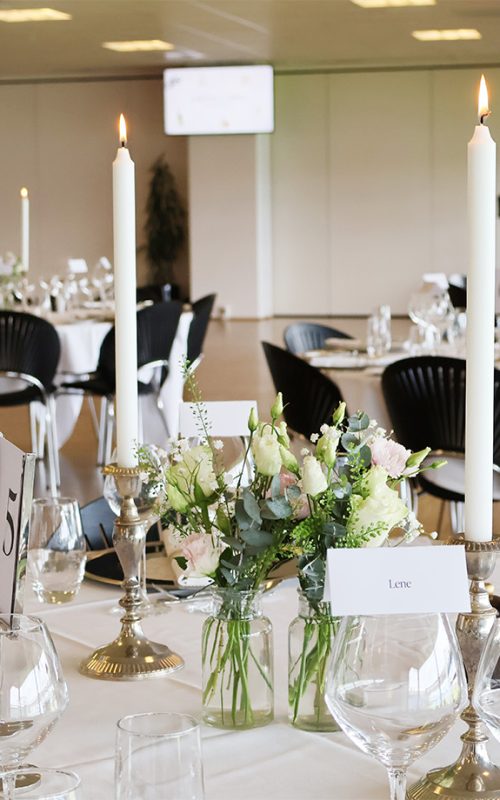 Elegant borddækning til bryllup med blomster tilpasset brudebuket