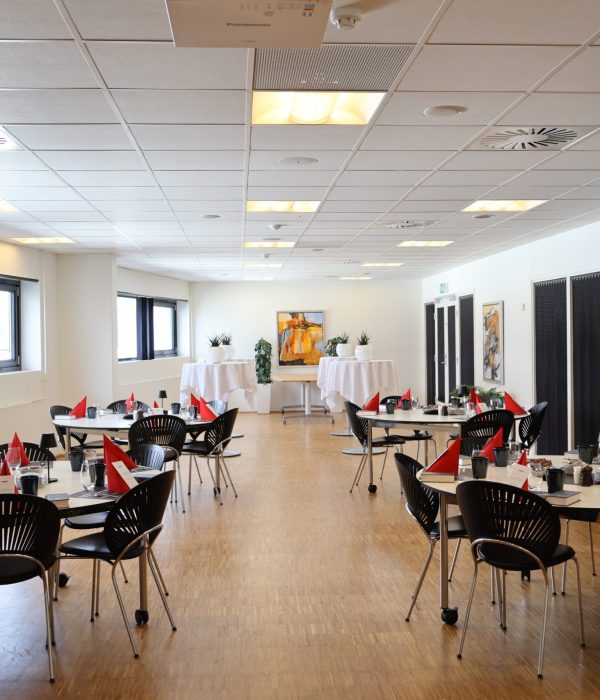 Skylounge lokale hos Esbjerg Konference & Event med runde borde og højborde