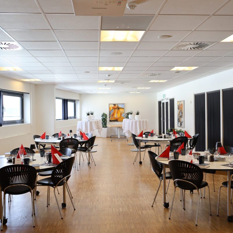 Skylounge lokale hos Esbjerg Konference & Event med runde borde og højborde