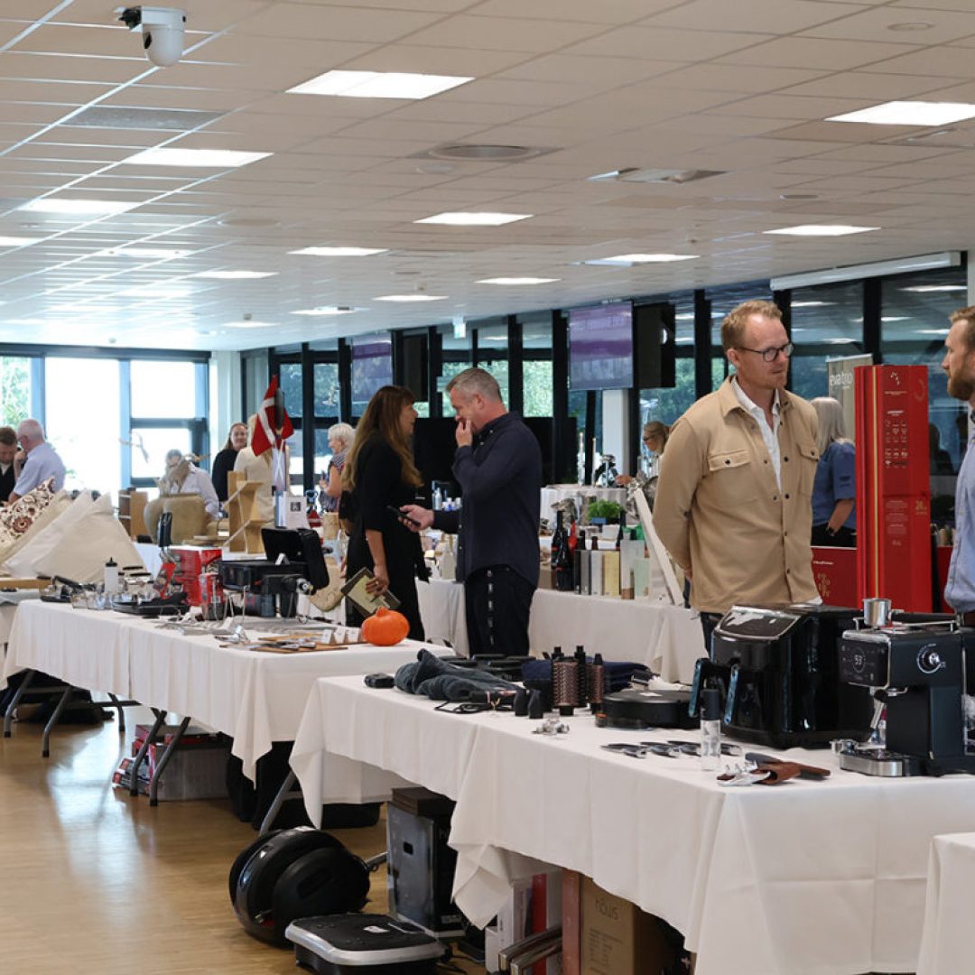 Udstillere og gæster i samtale ved stande med produkter under messearrangement hos Esbjerg Konference & Event.