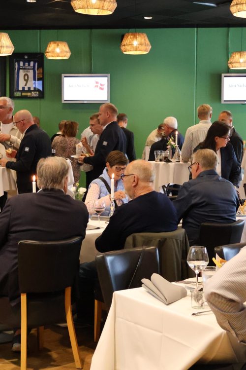 Gæster hygger og snakker sammen mens de spiser af receptionsbuffet lavet af Esbjerg Konference & Event i EfB Caféen.