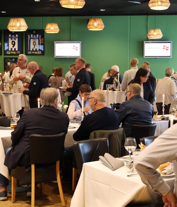 Gæster hygger og snakker sammen mens de spiser af receptionsbuffet lavet af Esbjerg Konference & Event i EfB Caféen.