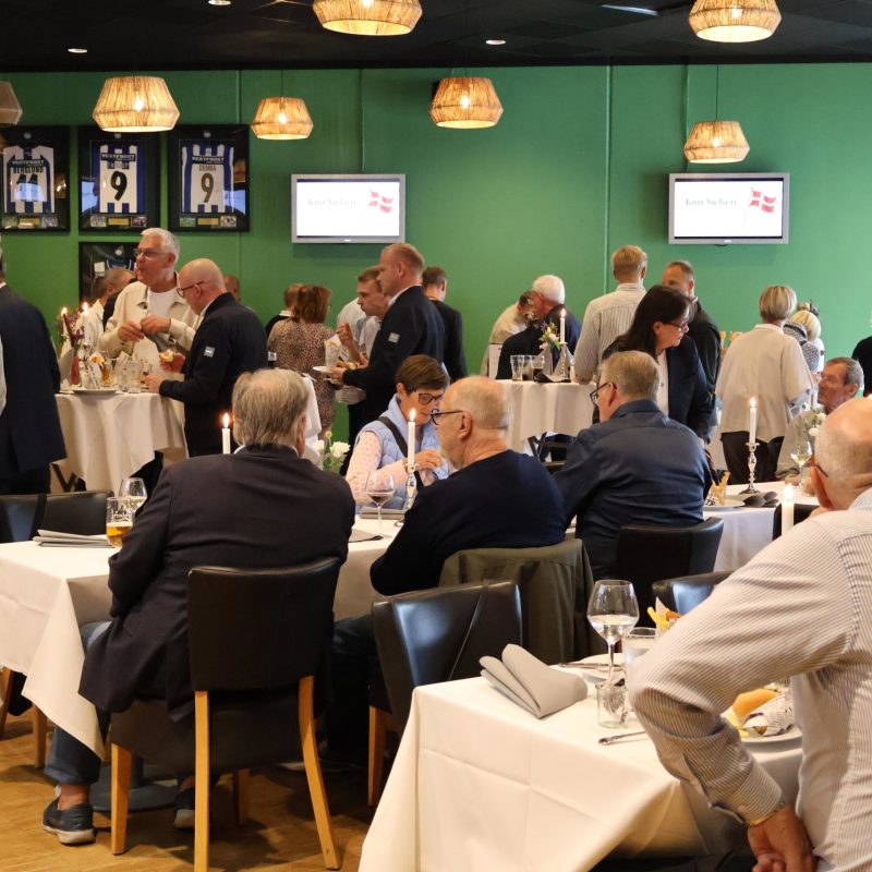 Gæster hygger og snakker sammen mens de spiser af receptionsbuffet lavet af Esbjerg Konference & Event i EfB Caféen.
