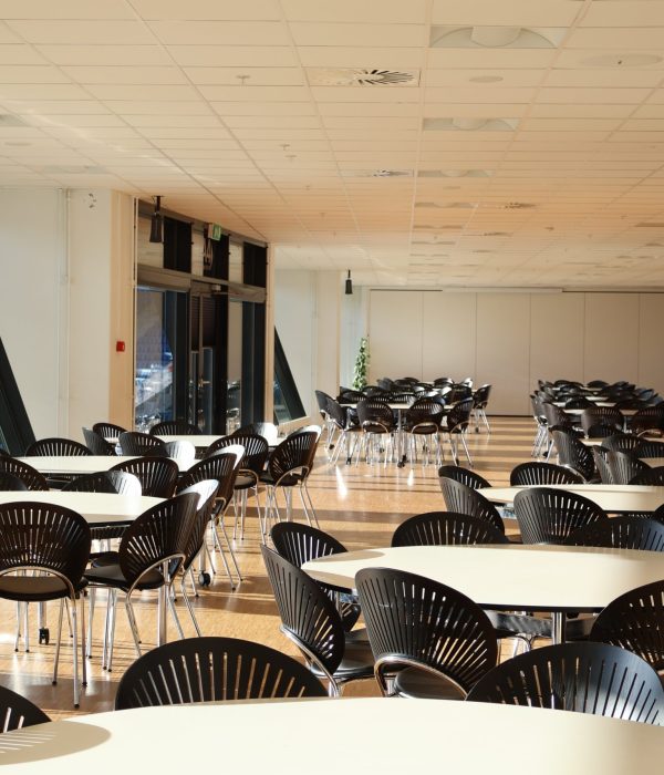 Carlsberg Lounge 3 – rummelig og lys lounge med store vinduespartier, udsigt til stadion og fleksibel bordopsætning til møder, events og selskaber.