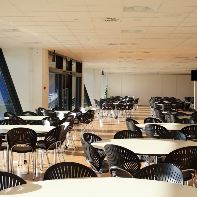 Carlsberg Lounge 3 – rummelig og lys lounge med store vinduespartier, udsigt til stadion og fleksibel bordopsætning til møder, events og selskaber.