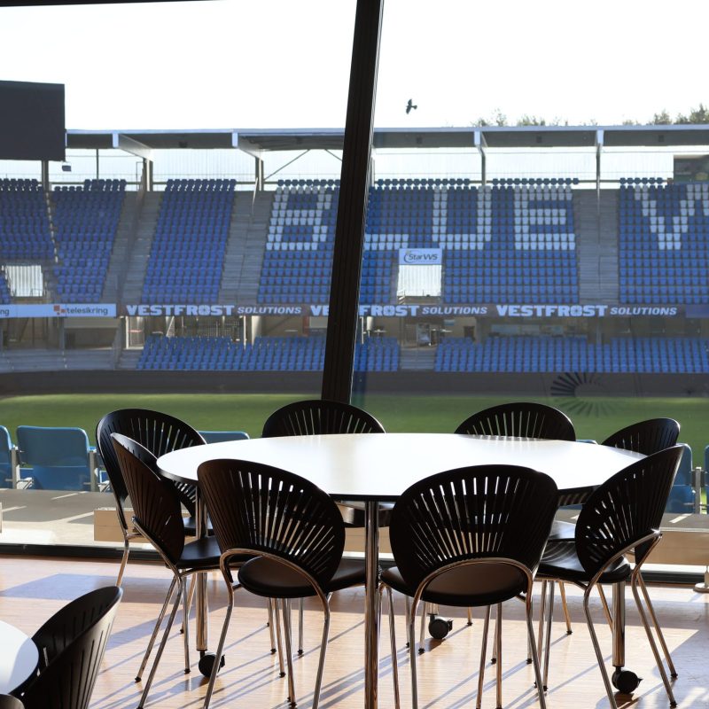 Carlsberg Lounge 3 med store panoramavinduer og udsigt over Blue Water Arena – perfekt til møder, events og selskaber med stadionstemning.