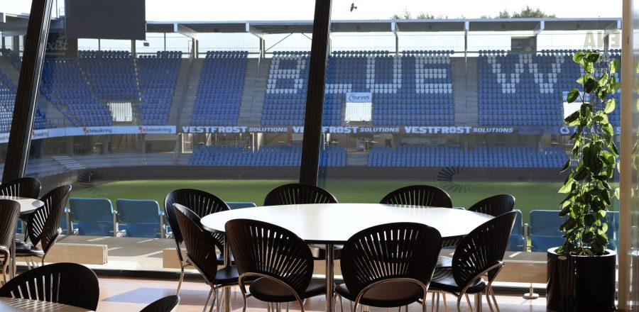 Carlsberg Lounge 3 med store panoramavinduer og udsigt over Blue Water Arena – perfekt til møder, events og selskaber med stadionstemning.