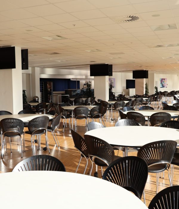Carlsberg Lounge 3 – stort, lyst og fleksibelt lokale med moderne indretning og mulighed for mange gæster, velegnet til både konferencer og fester.