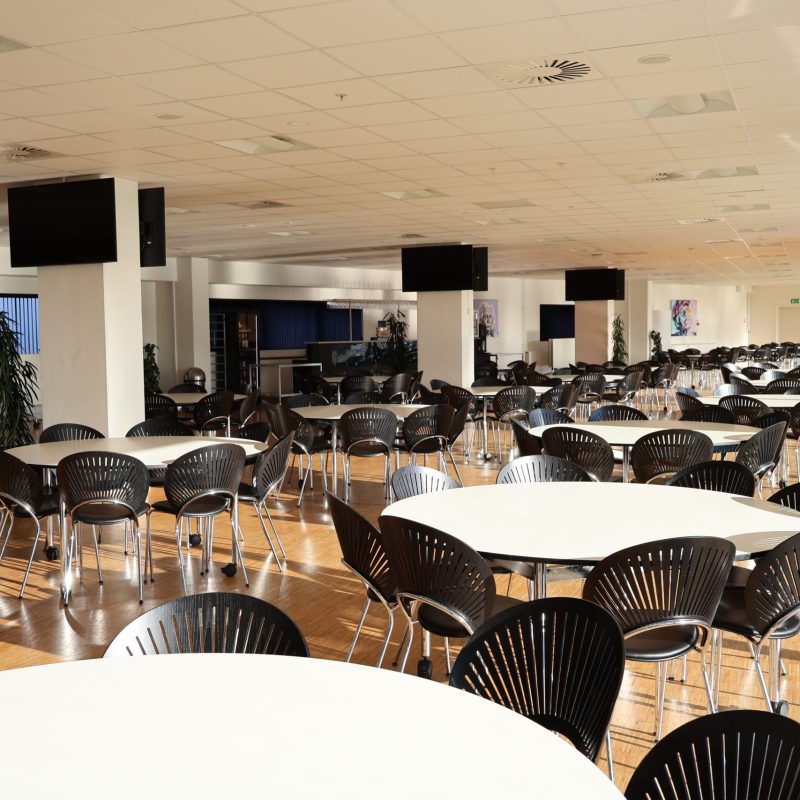 Carlsberg Lounge 3 – stort, lyst og fleksibelt lokale med moderne indretning og mulighed for mange gæster, velegnet til både konferencer og fester.