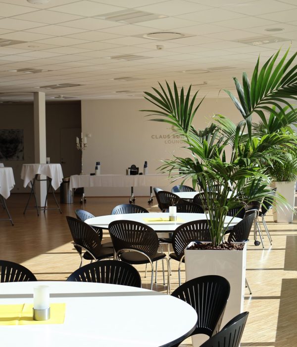 Claus Sørensen Lounge hos Esbjerg Konference & Event med udsigt til Granly Hockey Arena og grønne områder.