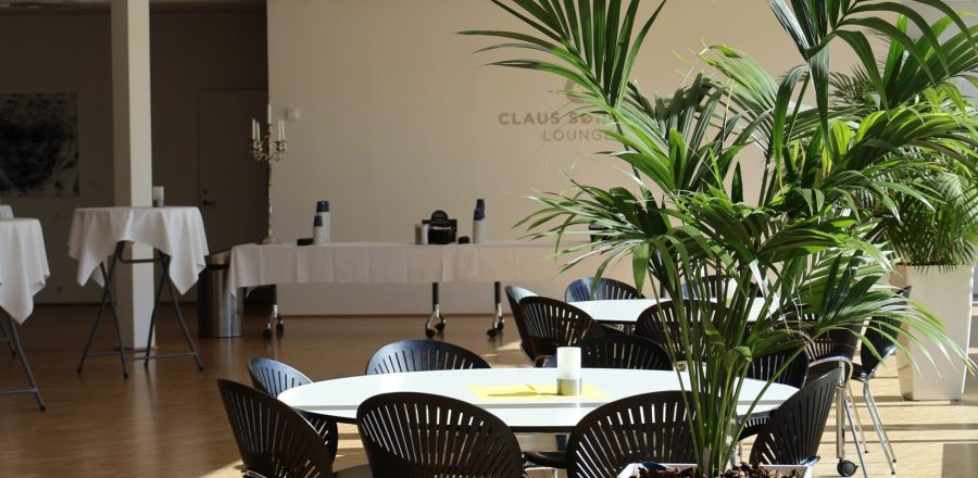 Claus Sørensen Lounge hos Esbjerg Konference & Event med udsigt til Granly Hockey Arena og grønne områder.