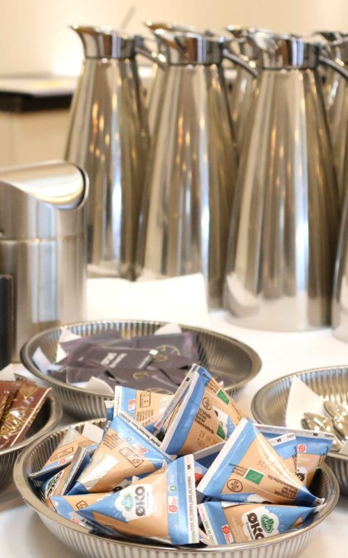 Kaffebuffet med kaffe, te vand, kakao, mælk, te, sødemiddel og skeer