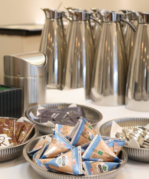 Kaffe og te kander på buffet med mælk, tebreve og kakao i sølvfade