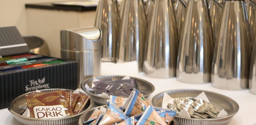 Kaffe og te kander på buffet med mælk, tebreve og kakao i sølvfade
