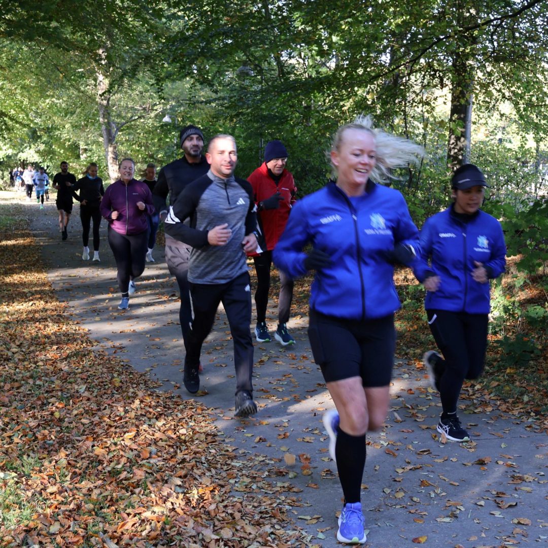 Glade mennesker løber i skov til social run hos Esbjerg Konference & Event