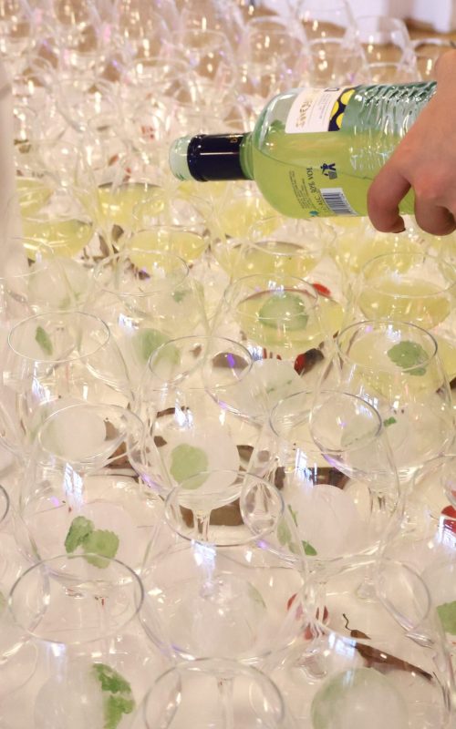 De sidste forberedelser før gæsterne ankommer – når glassene fyldes til velkomstdrink, og stemningen langsomt begynder at boble.