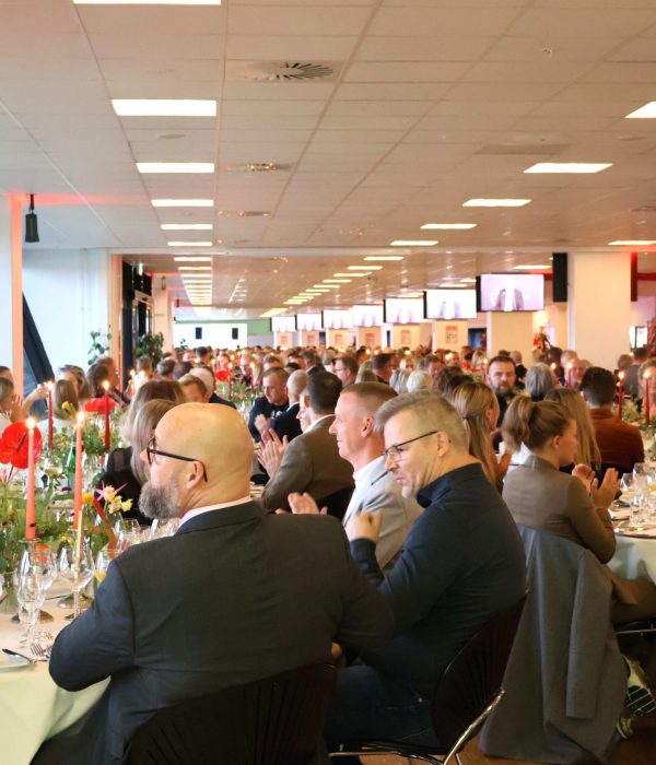 Stemningsfuld aften til Esbjerg Knækker Cancer 2025 med runde borde, levende lys og masser af gode grin – når fællesskabet samler sig omkring en festlig middag.