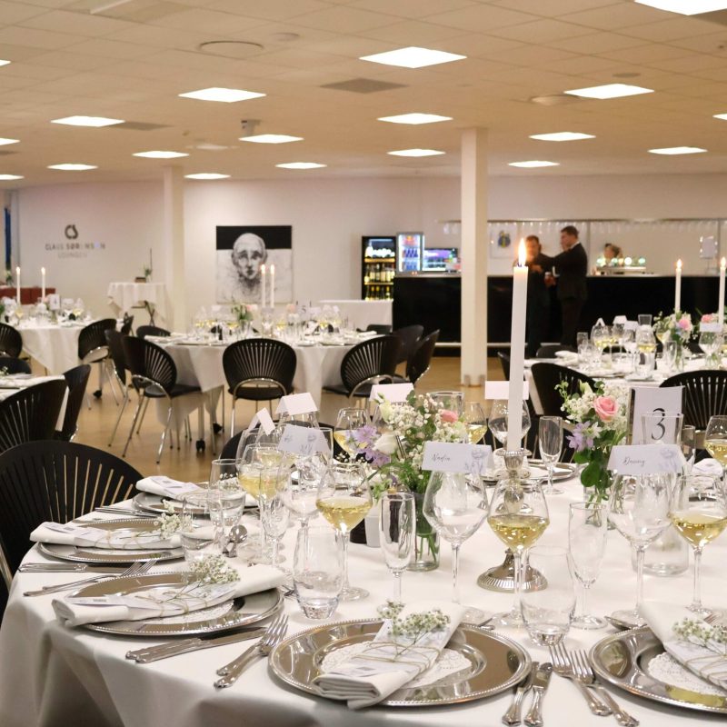 Bryllup i Claus Sørensen Lounge hos Esbjerg Konference & Event med elegante opdækkede borde, bar og gæster i baggrunden