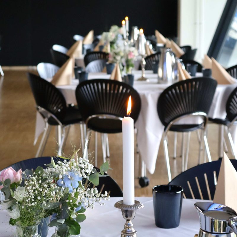 Mindesamvær i Carlsberg Loungen på Blue Water Arena med levende lys og blomster