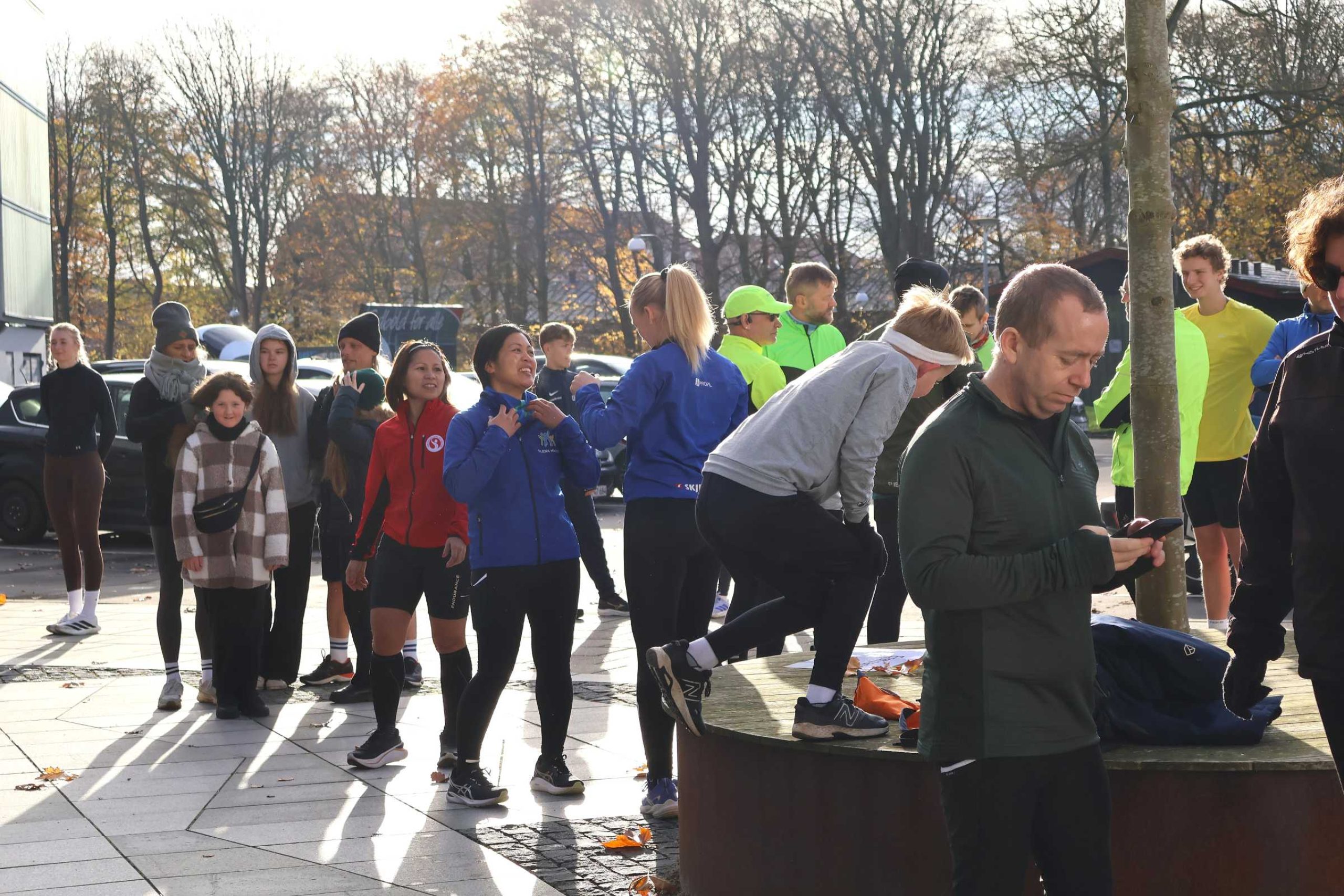 Glade mennesker mødes inden social run i Esbjerg