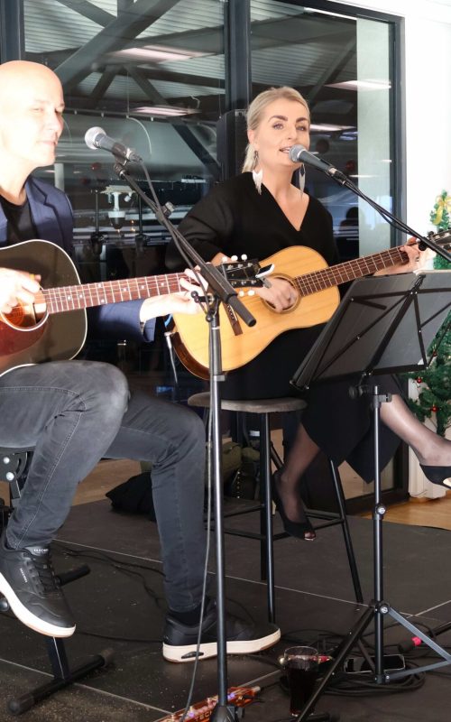 Anja og guitarist spiller og synger på scene til reception i Claus Sørensen Loungen