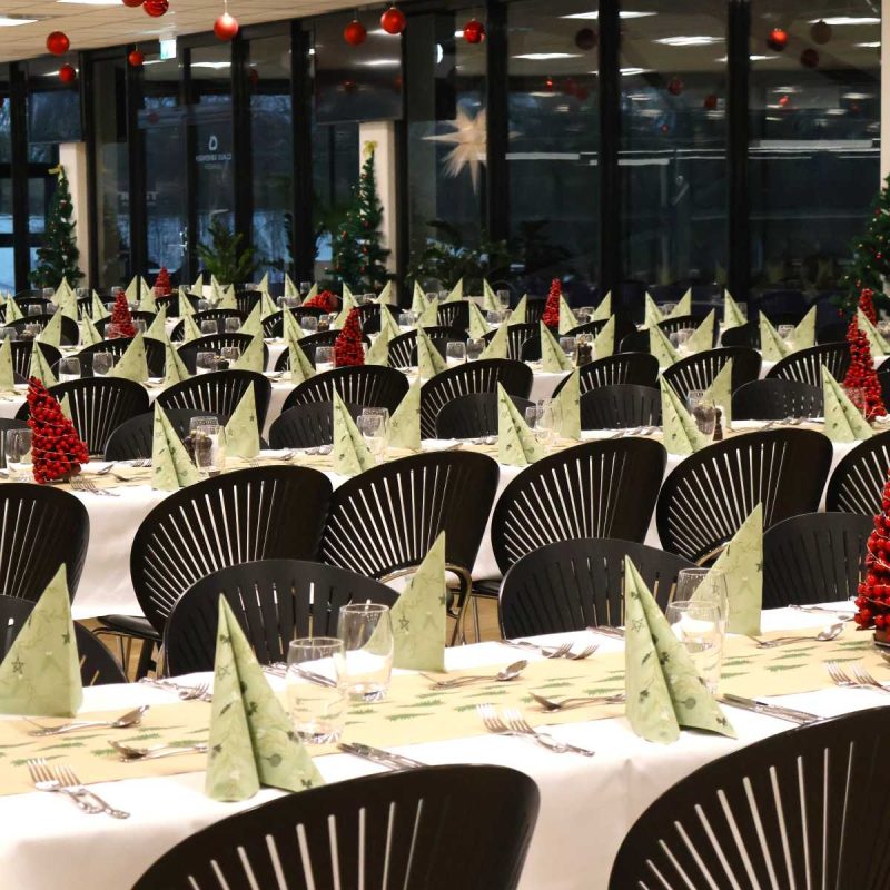 Julefrokost i Claus Sørensen Lounge med udsigt til Granly Hockey Arena. Pyntet op med røde julekugler i loftet, røde juletræer på bordene og jule-bordløber og servietter