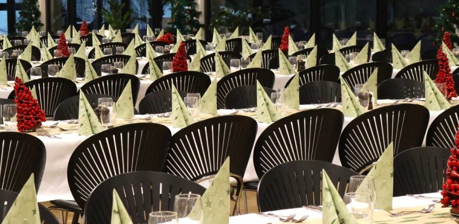 Julefrokost i Claus Sørensen Lounge med udsigt til Granly Hockey Arena. Pyntet op med røde julekugler i loftet, røde juletræer på bordene og jule-bordløber og servietter