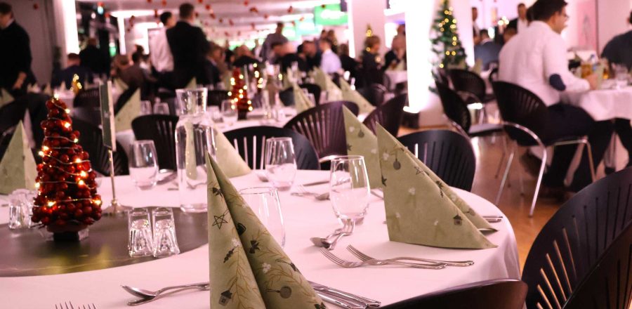 Julefrokost i Carlsberg Loungen hvor gæster nyder mad fra buffeten