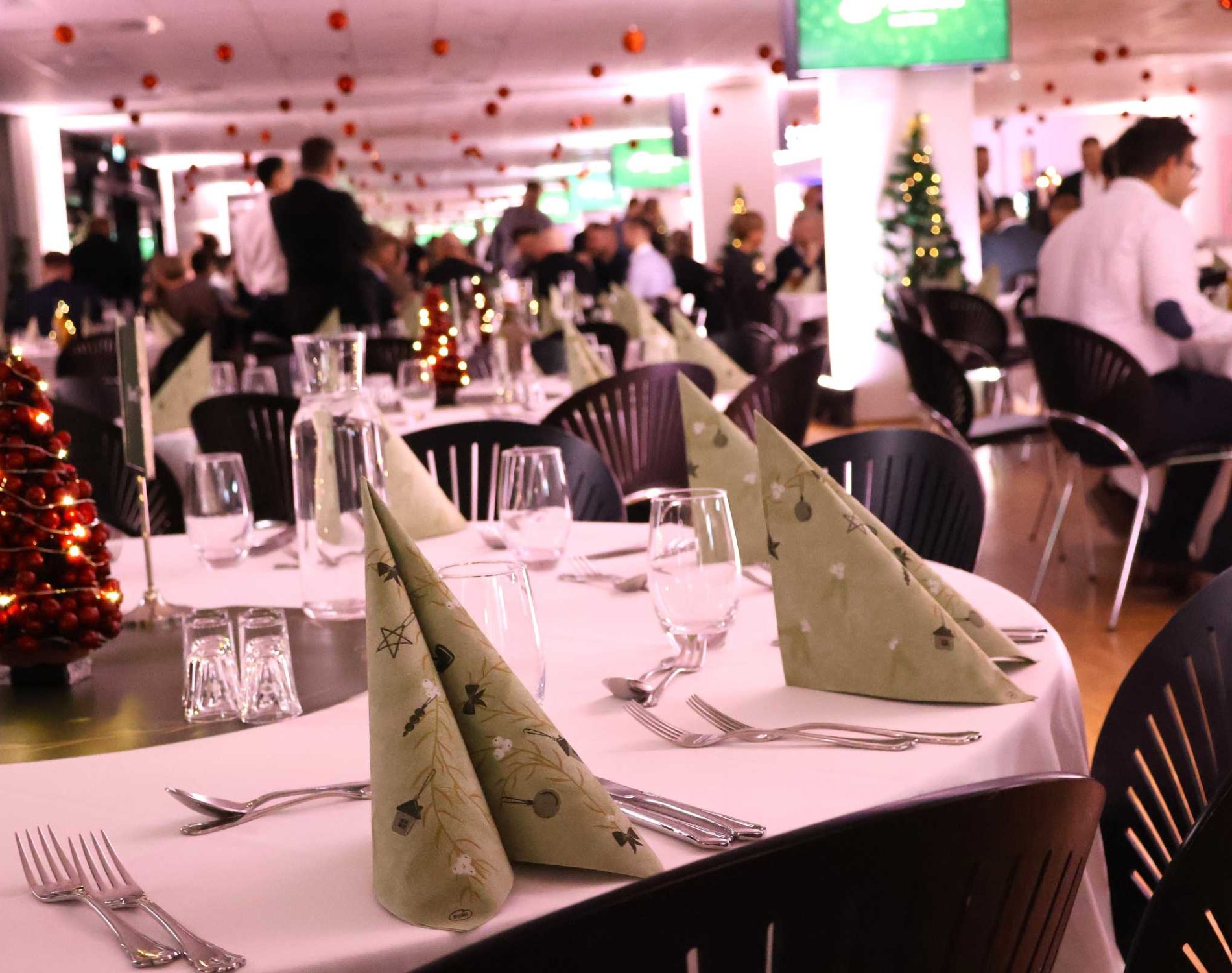 Julefrokost i Carlsberg Loungen hvor gæster nyder mad fra buffeten