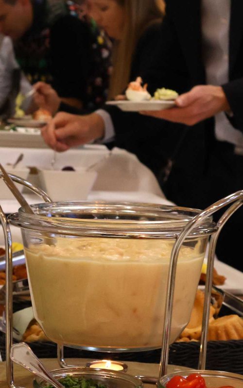 Gæster nyder af julebuffeten med alt i koldt, lunt og sødt til julefrokost hos Esbjerg Konference & Event