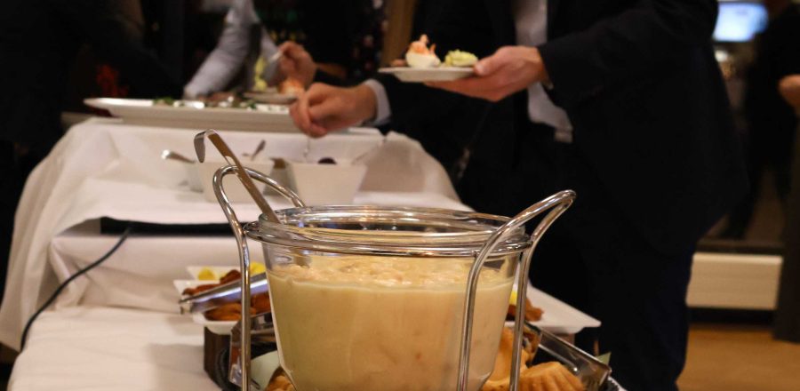 Gæster nyder af julebuffeten med alt i koldt, lunt og sødt til julefrokost hos Esbjerg Konference & Event