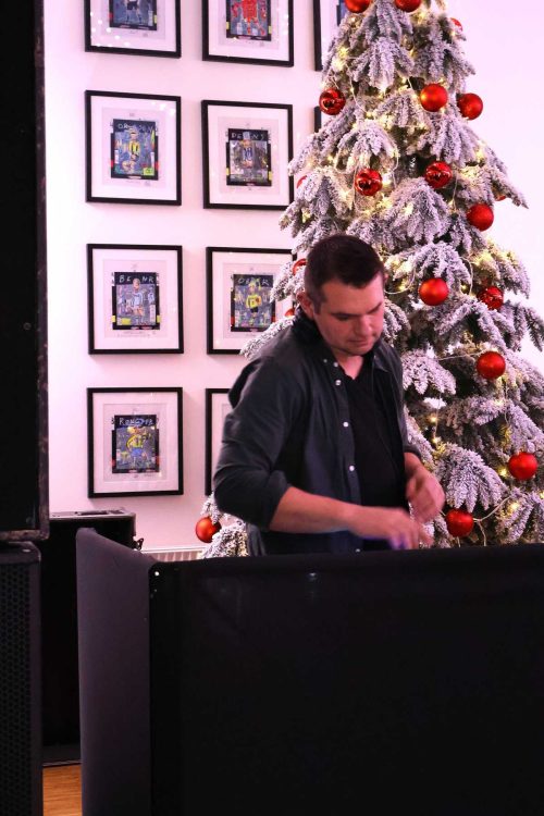 DJ Jimmi spiller op til fest til Den Store Julefrokost på Blue Water Arena