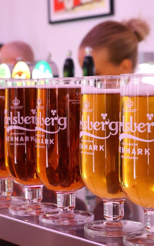 Øl og cider på bar til Den Store Julefrokost klar til feststemte gæster