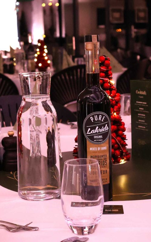 Den Store Julefrokost bord klar til gæsterne med drikkevarer på bordene