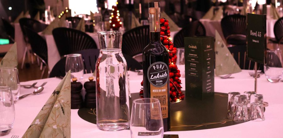 Den Store Julefrokost bord klar til gæsterne med drikkevarer på bordene