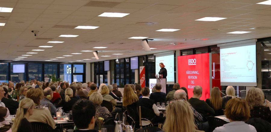 Møde i Claus Sørensen Loungen med oplægsholder foran publikum