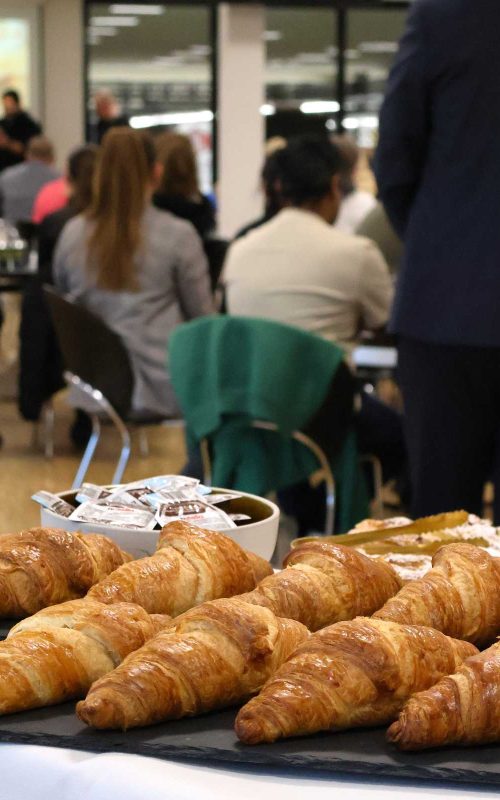 Croissanter og kage til forplejning i pausen til møde