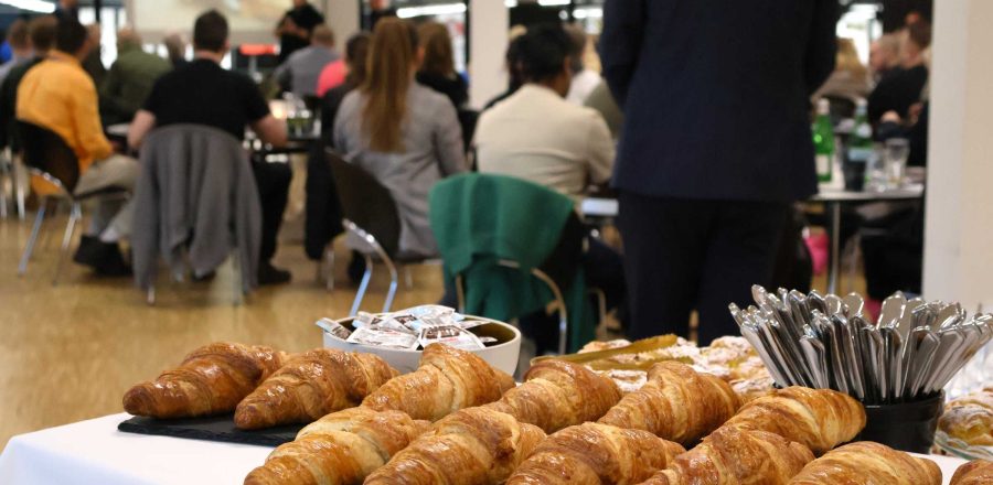 Croissanter og kage til forplejning i pausen til møde