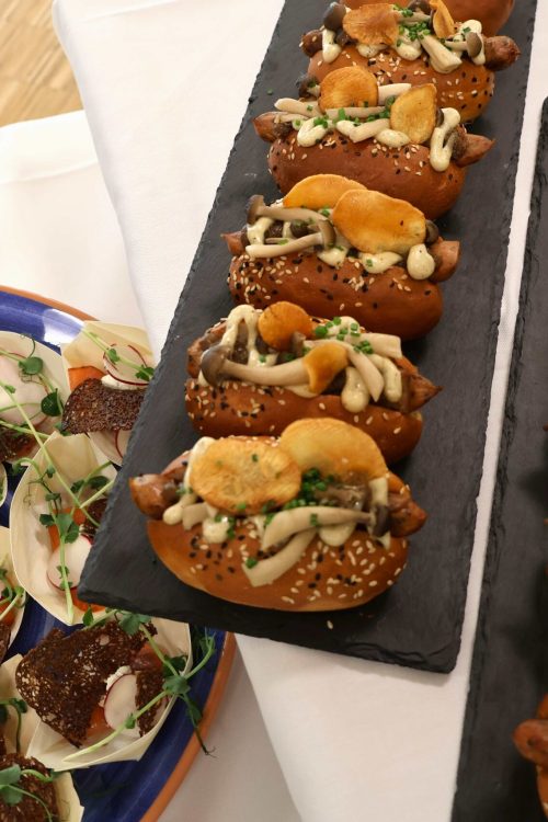 Gourmet hotdogs og andre små retter på buffet