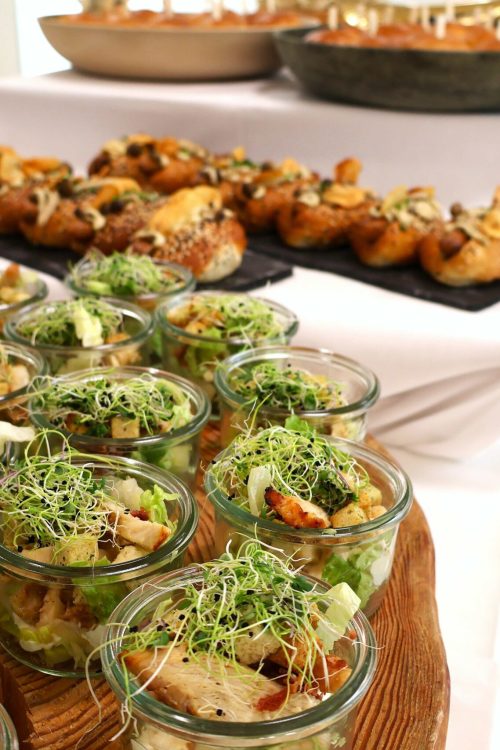Forplejning til reception med små anretninger i glas og portioner på buffet
