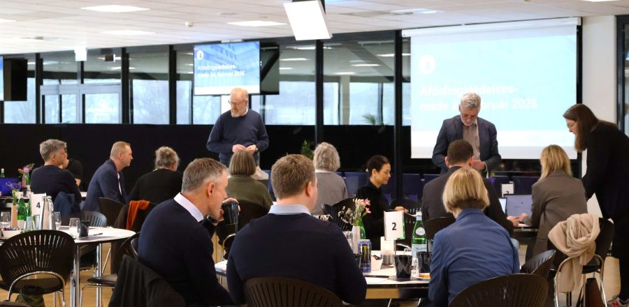 Kursus i Claus Sørensen Loungen på Blue Water Arena, hvor gæster gør klar og nyder kaffe og snacks