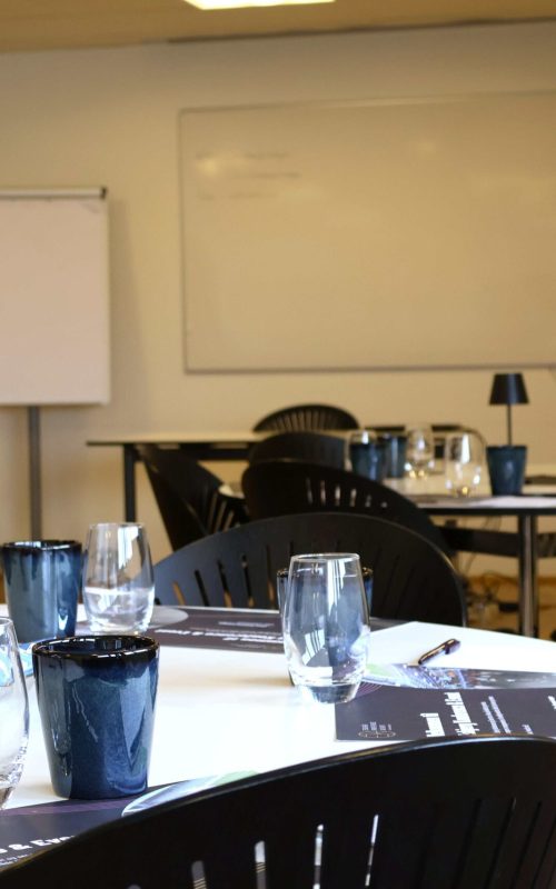 Skylounge klar til kursus med mødeopdækning og tavle i baggrunden