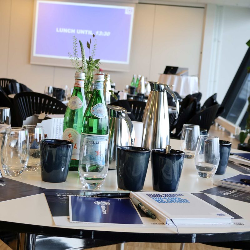 Carlsberg Lounge 1 opdækket til møde hvor mødedeltagerne netop er gået til pause