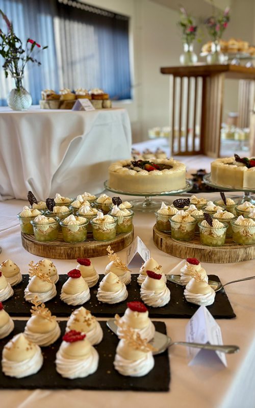 Små portionsanrettede kager på elegante fade til Den Store Kagedag