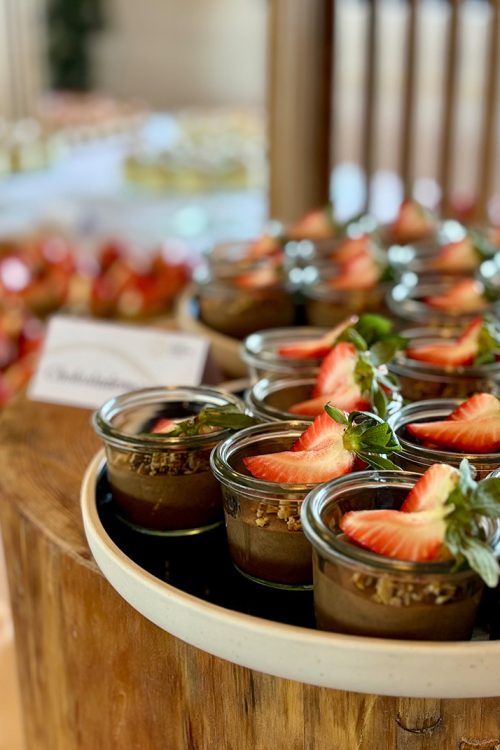 Små glas med chokolademousse pyntet med friske jordbær på kagebordet ved Den Store Kagedag.