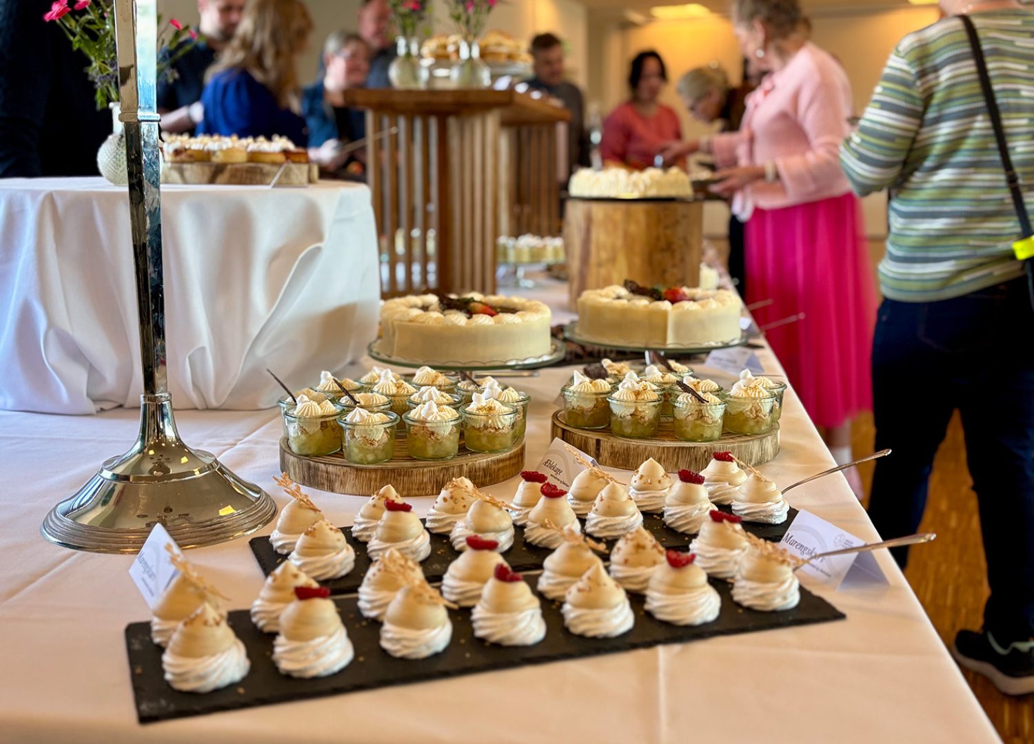 Kagebord med 15 forskellige slags hjemmebag