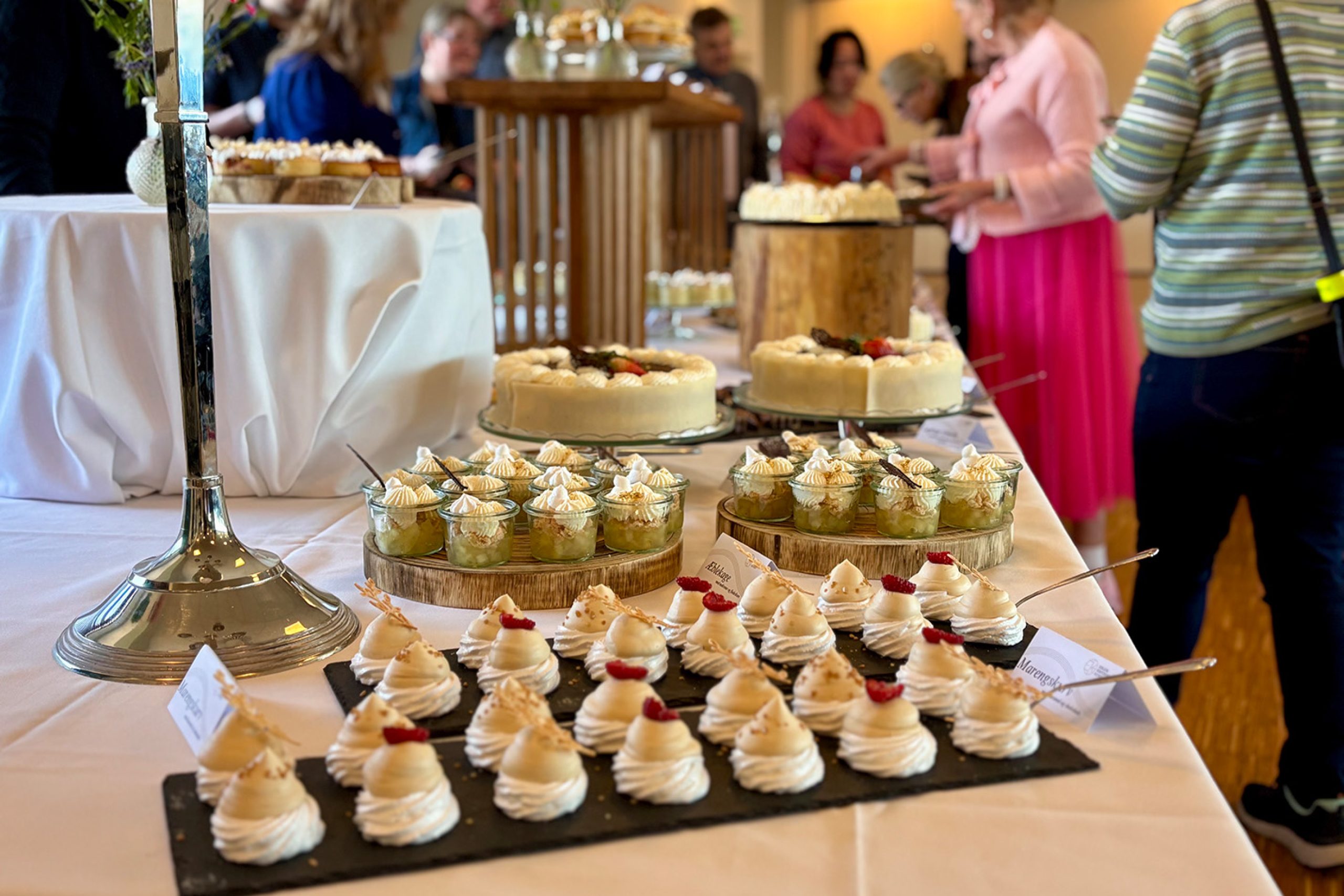 Kagebord med 15 forskellige slags hjemmebag