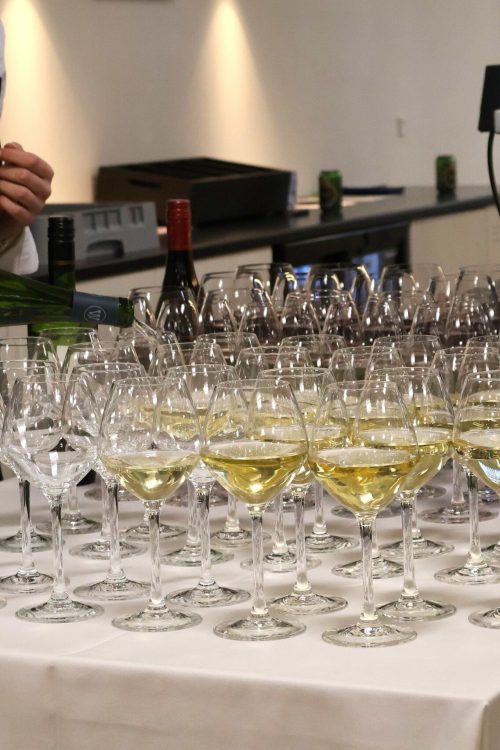 Tjener skænker vin op på vinbuffet til reception i Esbjerg