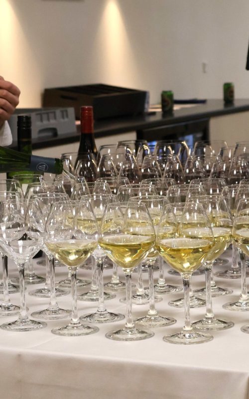 Tjener skænker vin op på vinbuffet til reception i Esbjerg