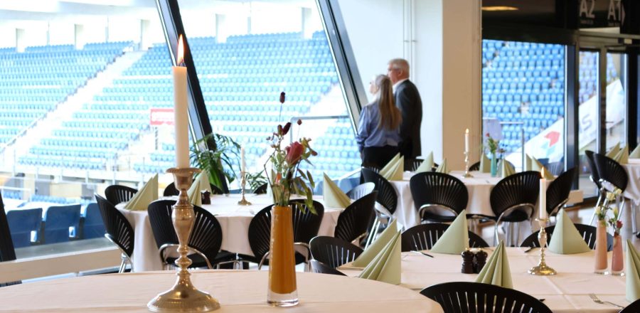 Par betragter udsigten til Blue Water Arena i lokalerne hos Esbjerg Konference & Event til reception